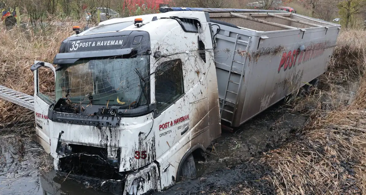 Vrachtwagen belandt in sloot, bestuurder bevrijdt - Foto 3