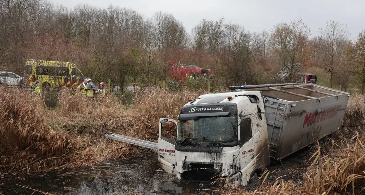 Vrachtwagen belandt in sloot, bestuurder bevrijdt - Foto 4
