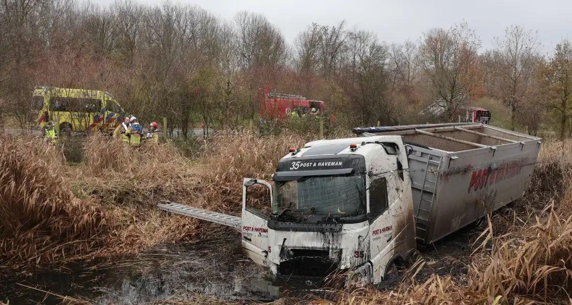 Vrachtwagen belandt in sloot, bestuurder bevrijdt - Foto 5