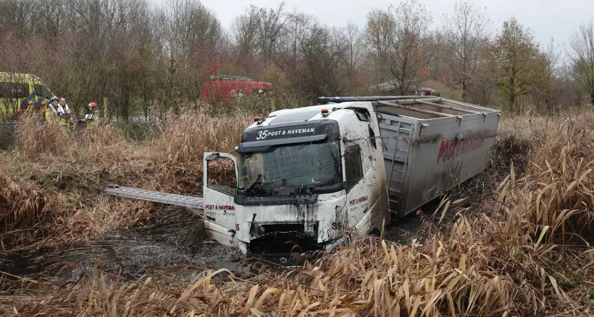 Vrachtwagen belandt in sloot, bestuurder bevrijdt - Foto 6
