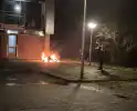 Brandweer blust scooter vlammen
