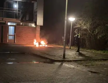 Brandweer blust scooter vlammen