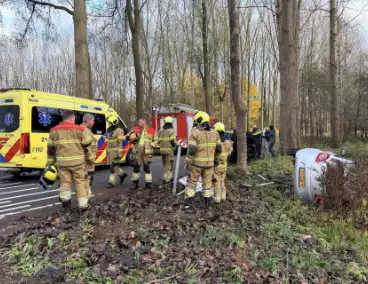 Auto belandt op kant na ongeval