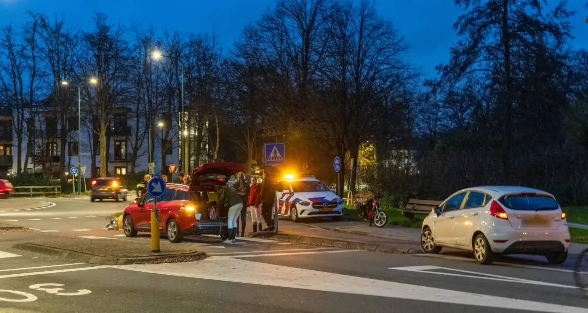 Scooterrijder aangereden bij rotonde - Foto 1