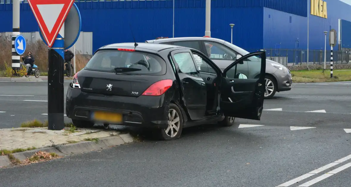 Ongeval tussen voertuigen leidt tot schade maar geen gewonden - Foto 4