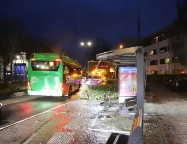 Flinke ravage na aanrijding tussen bus en bushalte