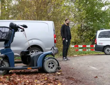 Man met scootmobiel te water in Ridderkerk