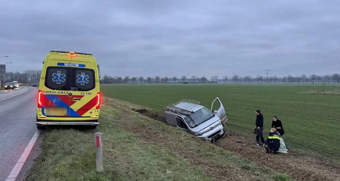Bestelbus belandt in sloot na eenzijdig ongeval