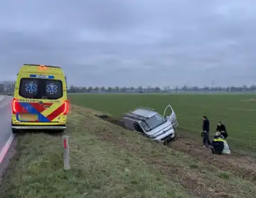 Bestelbus belandt in sloot na eenzijdig ongeval