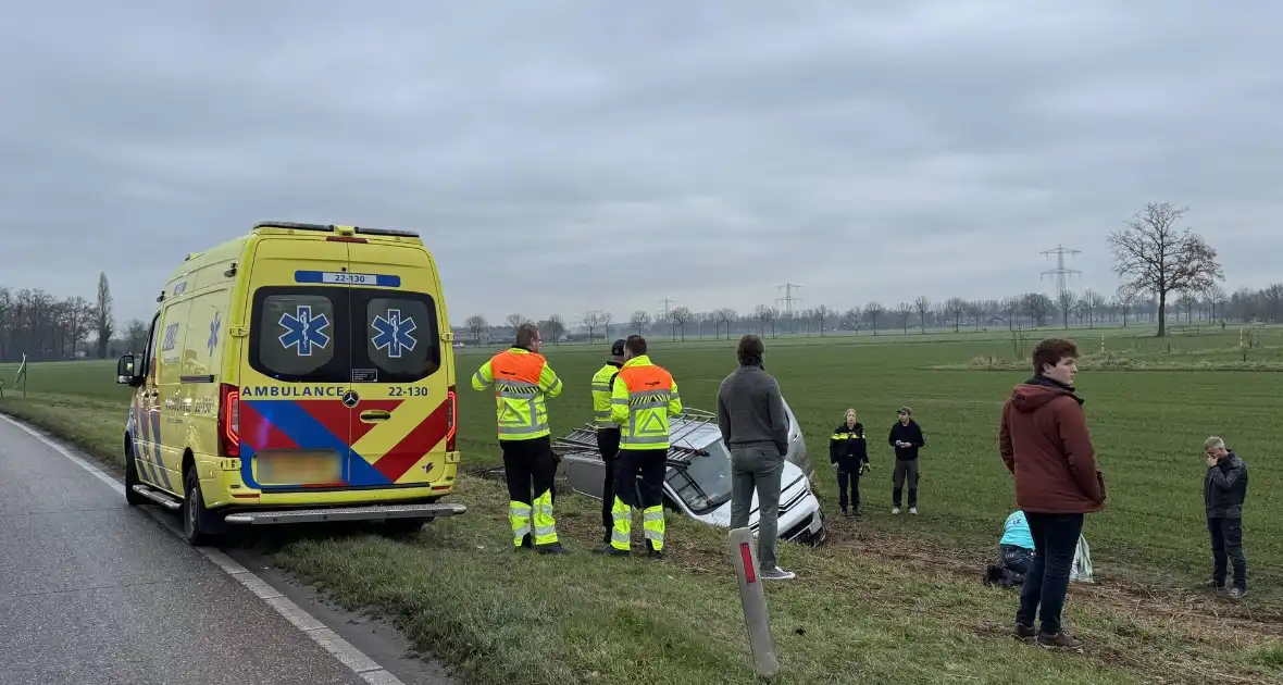 Bestelbus belandt in sloot na eenzijdig ongeval - Foto 1