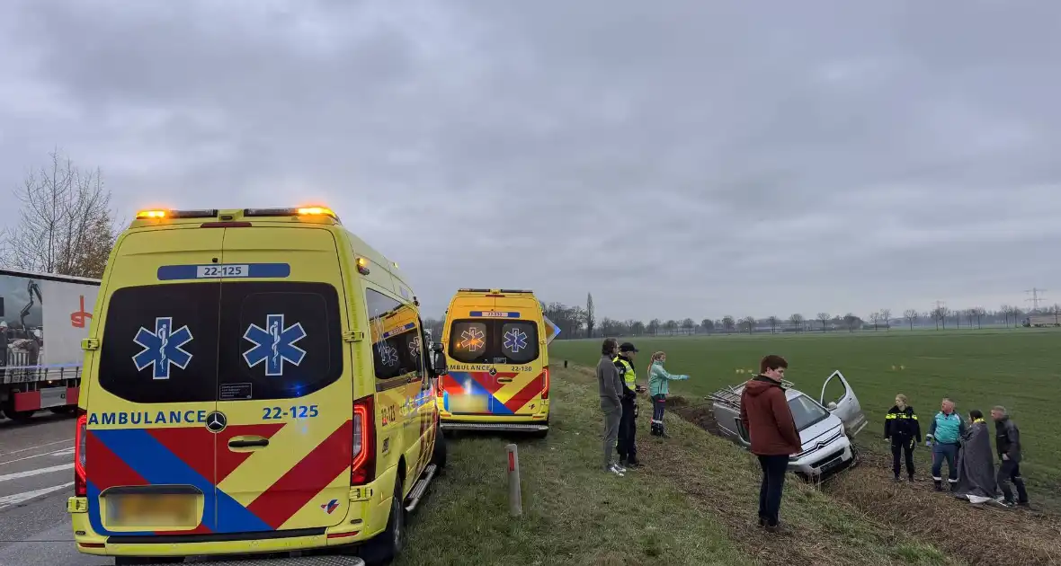 Bestelbus belandt in sloot na eenzijdig ongeval - Foto 2