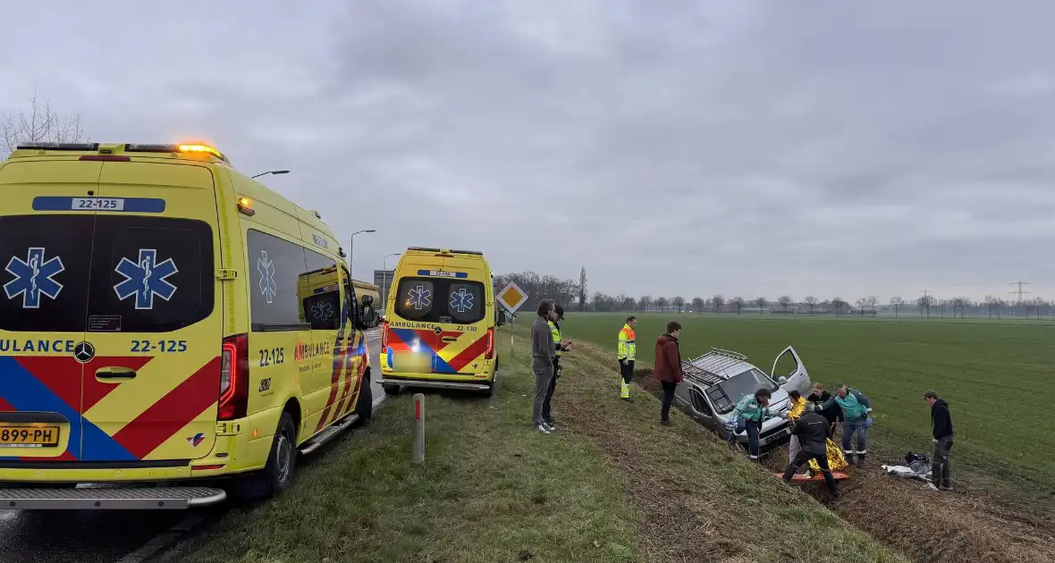 Bestelbus belandt in sloot na eenzijdig ongeval - Foto 3