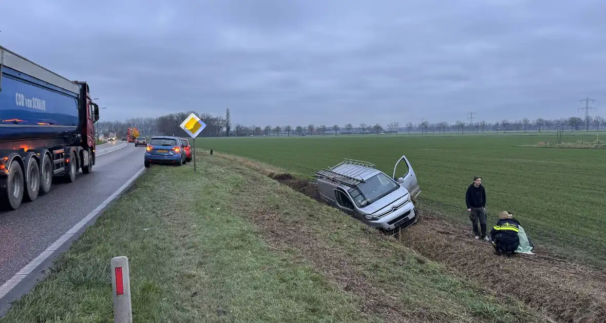 Bestelbus belandt in sloot na eenzijdig ongeval - Foto 4