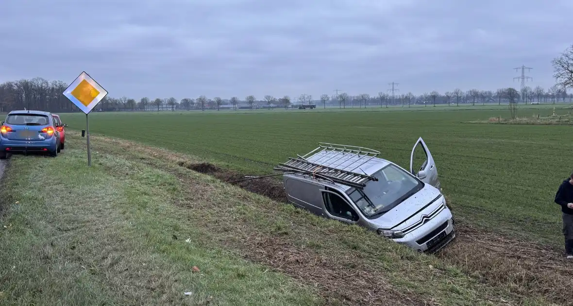 Bestelbus belandt in sloot na eenzijdig ongeval - Foto 5