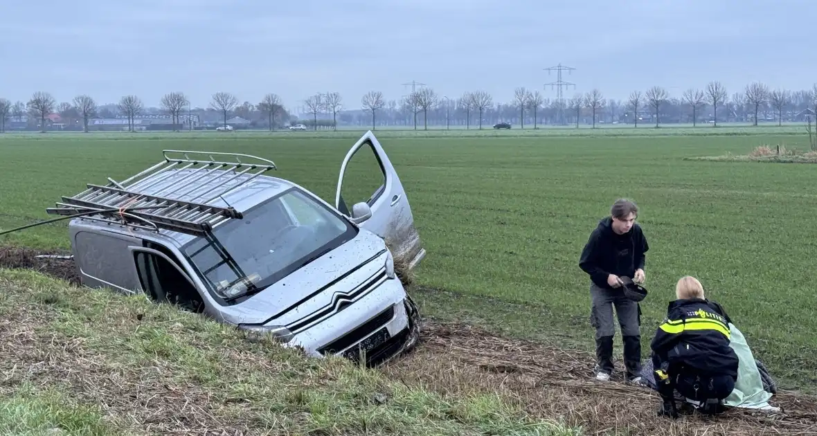 Bestelbus belandt in sloot na eenzijdig ongeval - Foto 6
