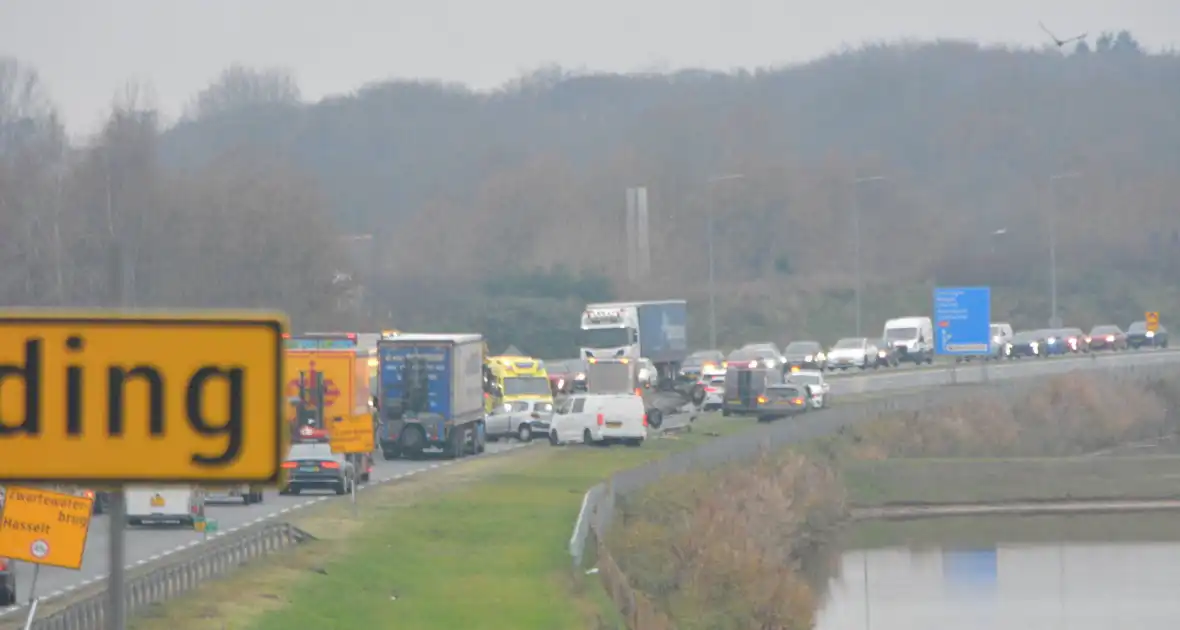 Ernstig verkeersongeval met meerdere voertuigen - Foto 1