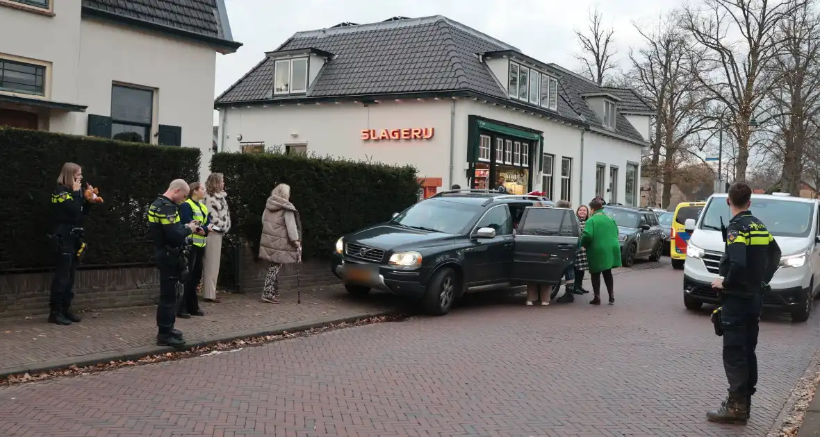 Aanrijding tussen auto en kind zorgt voor verkeersopstopping - Foto 4