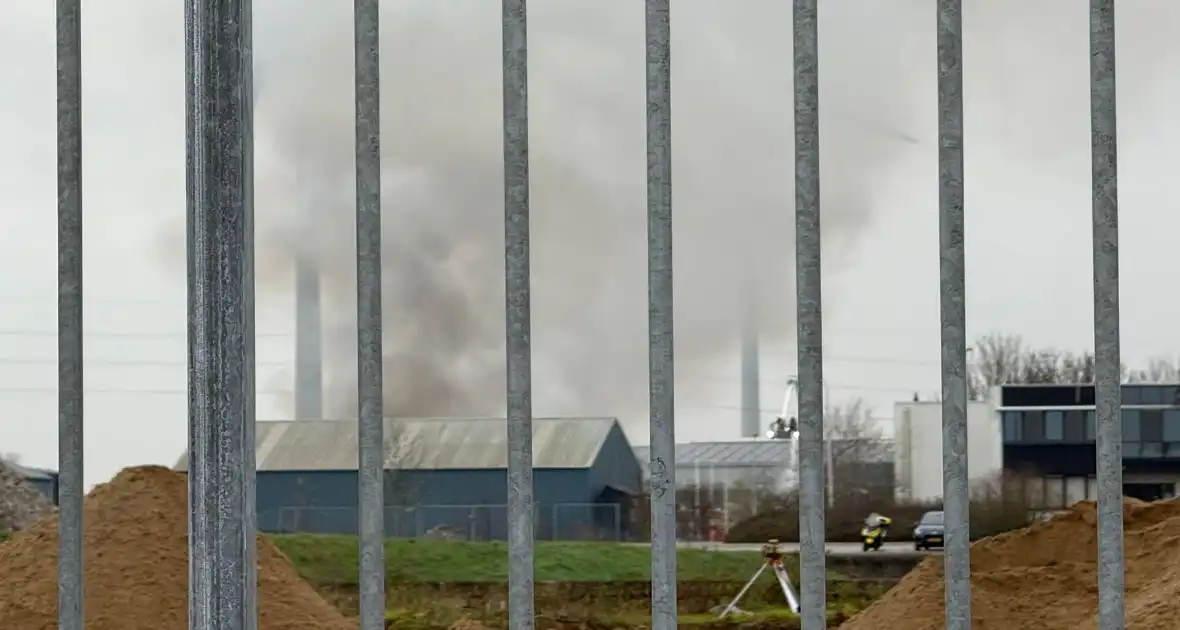 Buitenbrand in metaalbedrijf vergt grote inzet