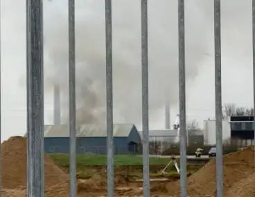 Buitenbrand in metaalbedrijf vergt grote inzet