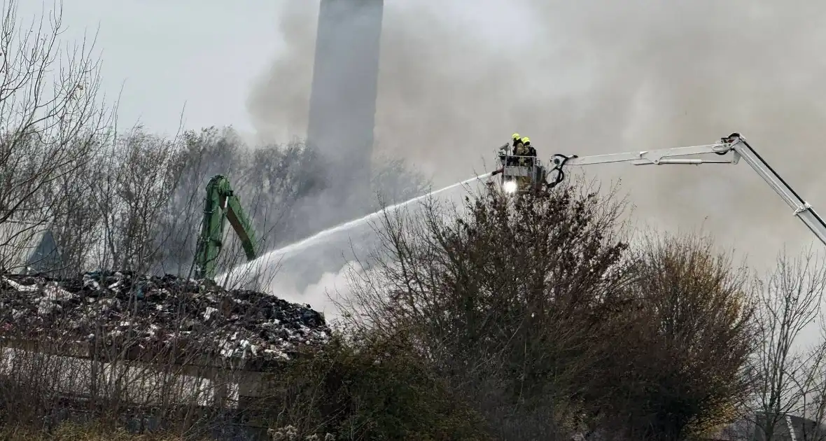 Buitenbrand in metaalbedrijf vergt grote inzet - Foto 1