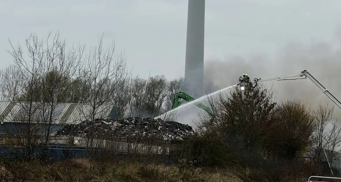 Buitenbrand in metaalbedrijf vergt grote inzet - Foto 3