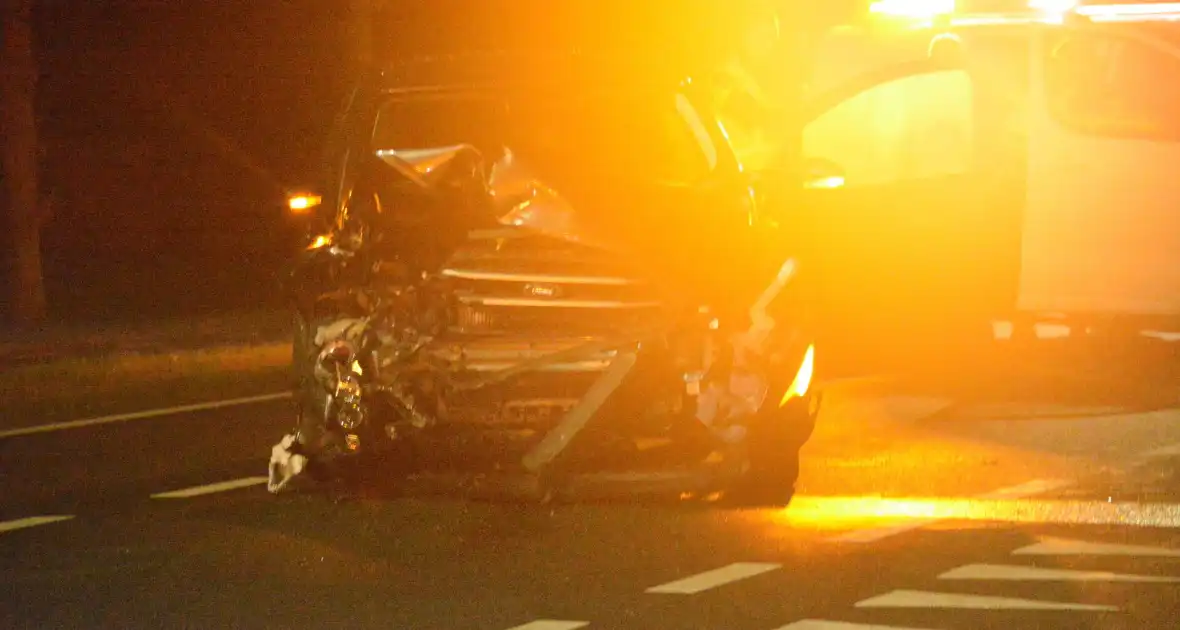 Zware aanrijding leidt tot gewonden en afsluiting van de weg - Foto 5