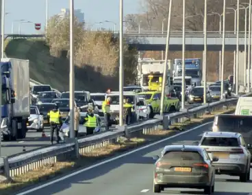 Auto botst tegen vangrail op drukke weg