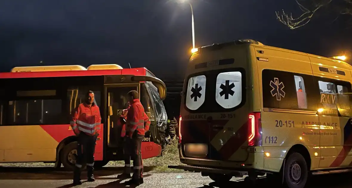 Vrouw (21) overleden na ernstig ongeval tussen lijnbus en auto - Foto 2