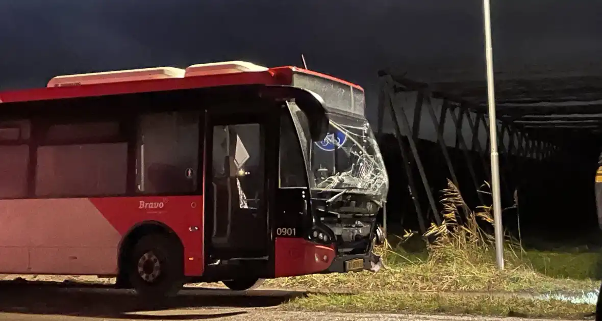 Vrouw (21) overleden na ernstig ongeval tussen lijnbus en auto - Foto 5