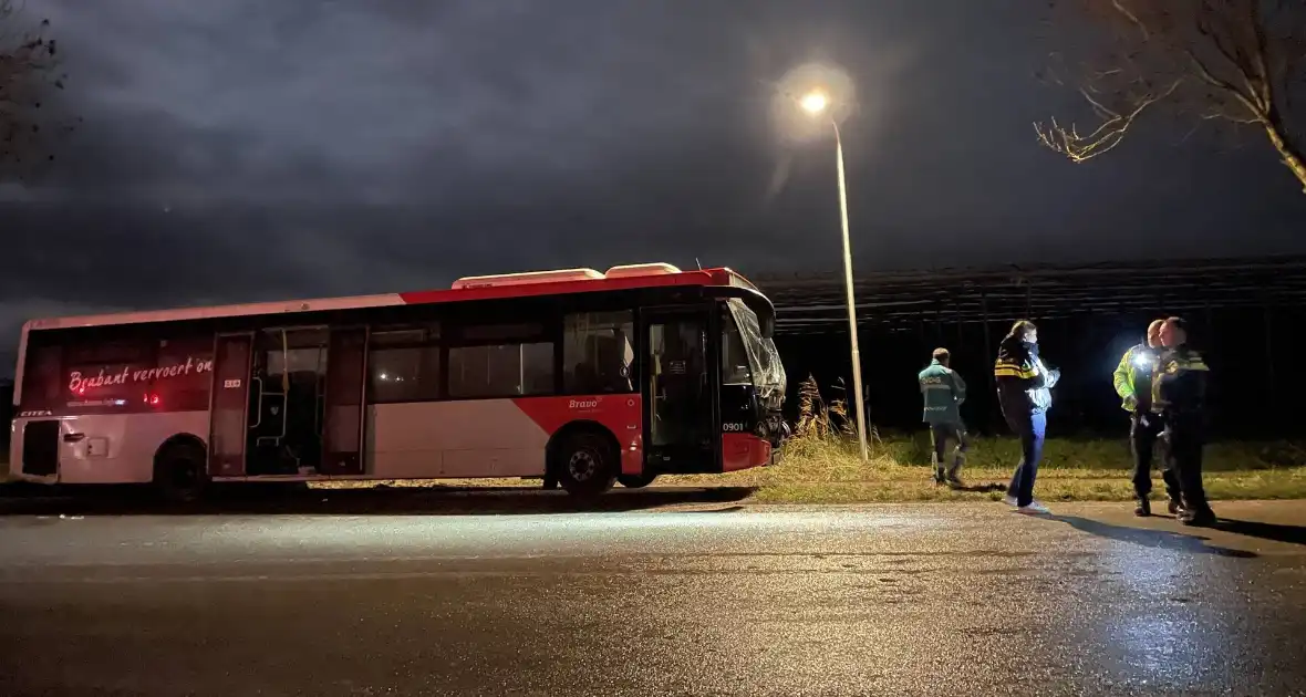 Vrouw (21) overleden na ernstig ongeval tussen lijnbus en auto - Foto 7