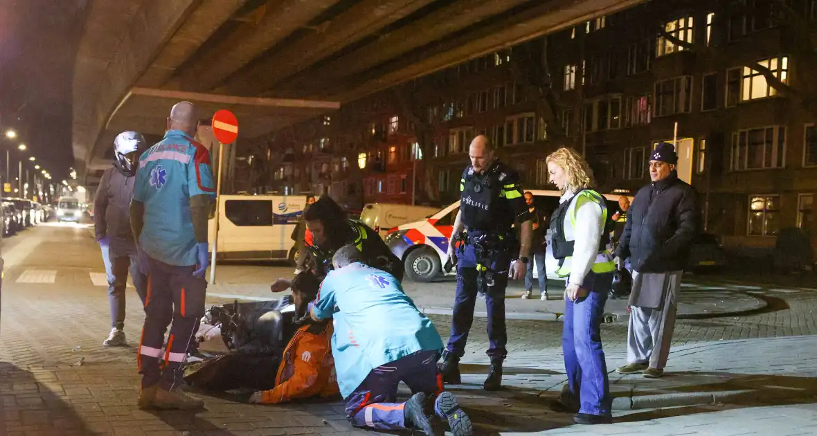 Scooterbezorger gewond na aanrijding met auto