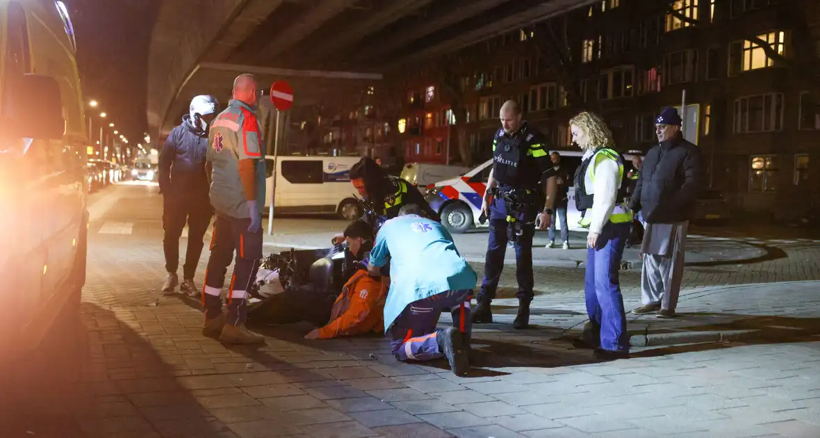 Scooterbezorger gewond na aanrijding met auto - Foto 1