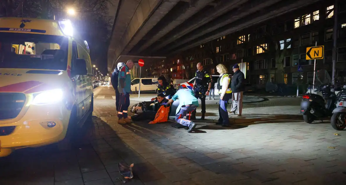 Scooterbezorger gewond na aanrijding met auto - Foto 2