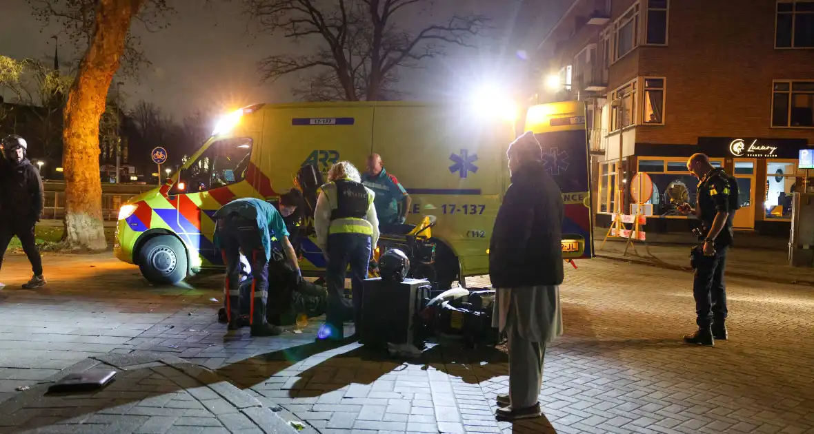 Scooterbezorger gewond na aanrijding met auto - Foto 4