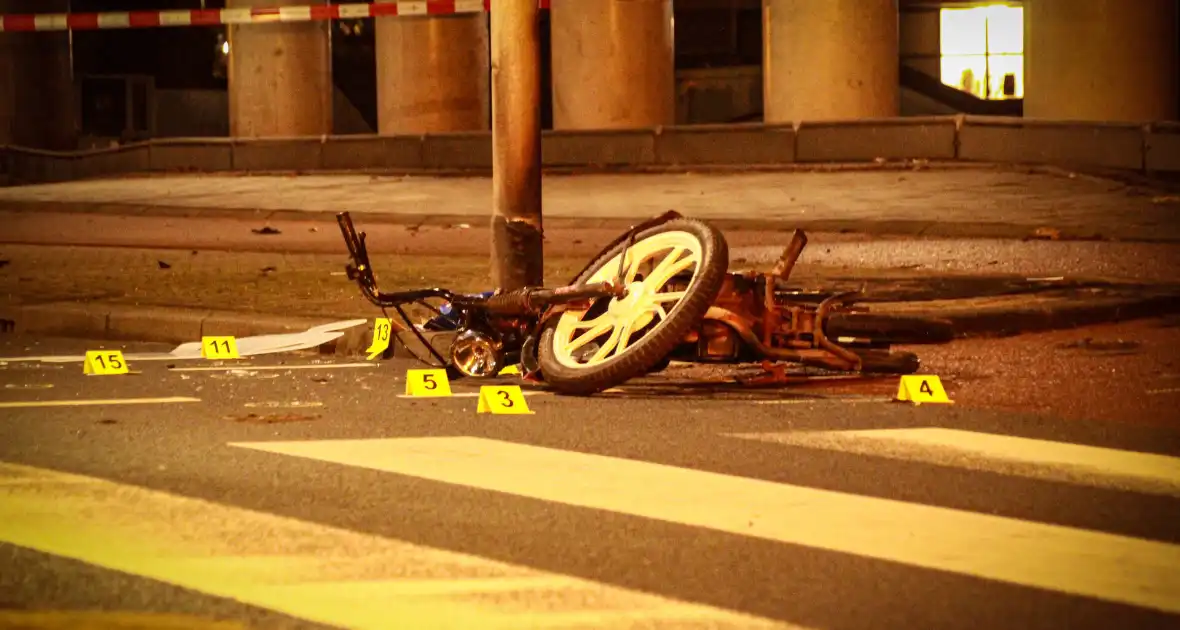 Bromfietser gewond na aanrijding met bestelbusje - Foto 1