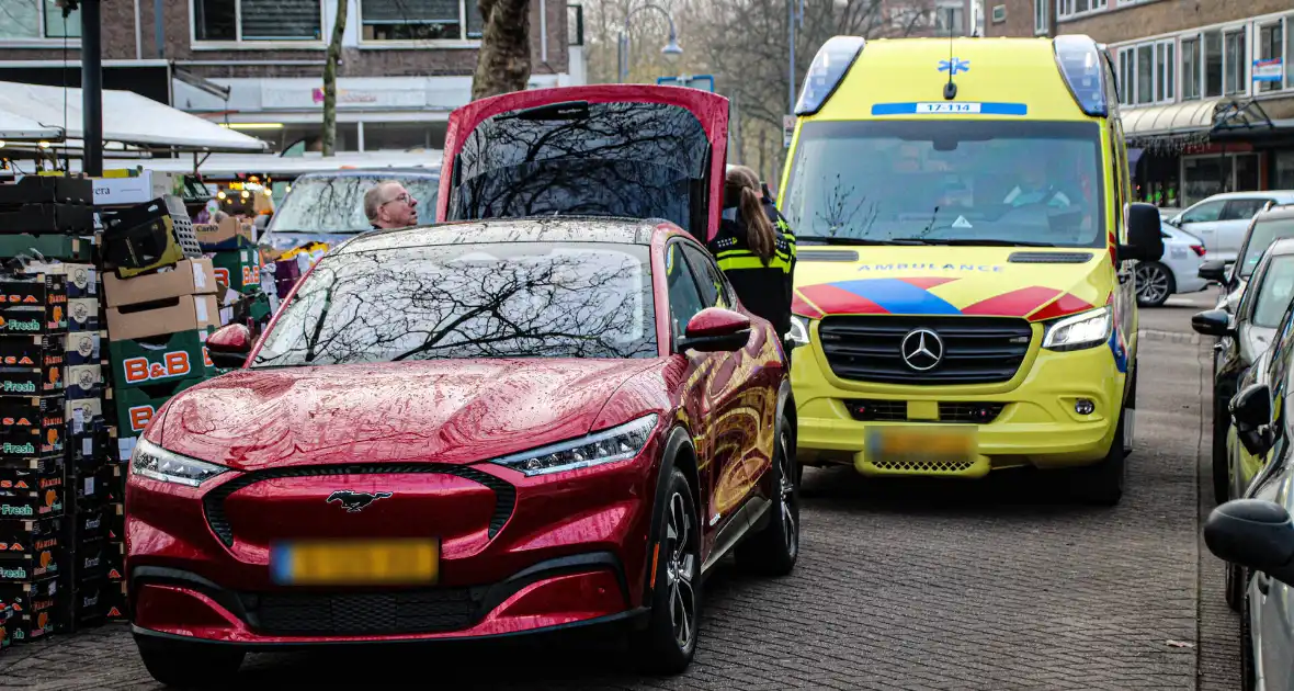 Vrouw aangereden bij ongeval met uitrijdende auto - Foto 1