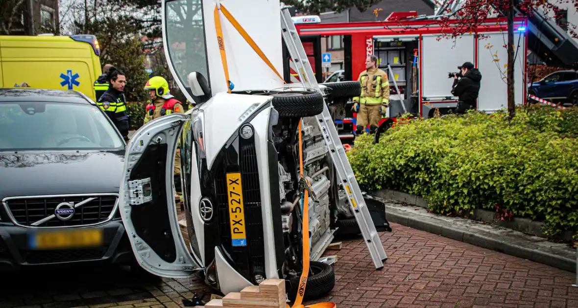 Auto komt op kant na ongeval