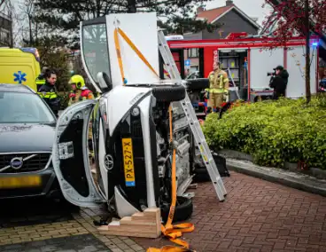 Auto komt op kant na ongeval