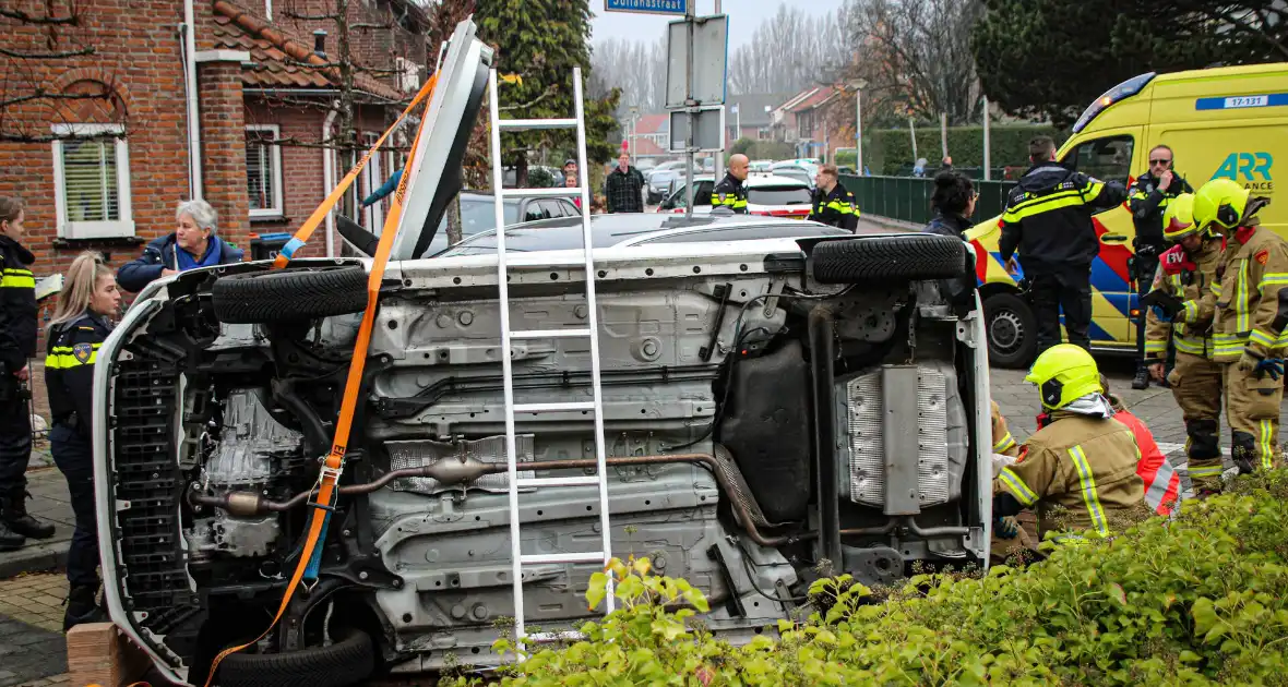 Auto komt op kant na ongeval - Foto 1