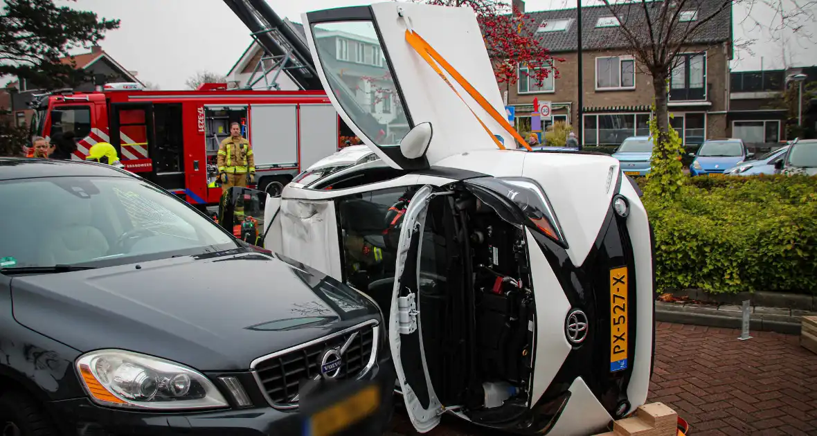 Auto komt op kant na ongeval - Foto 2