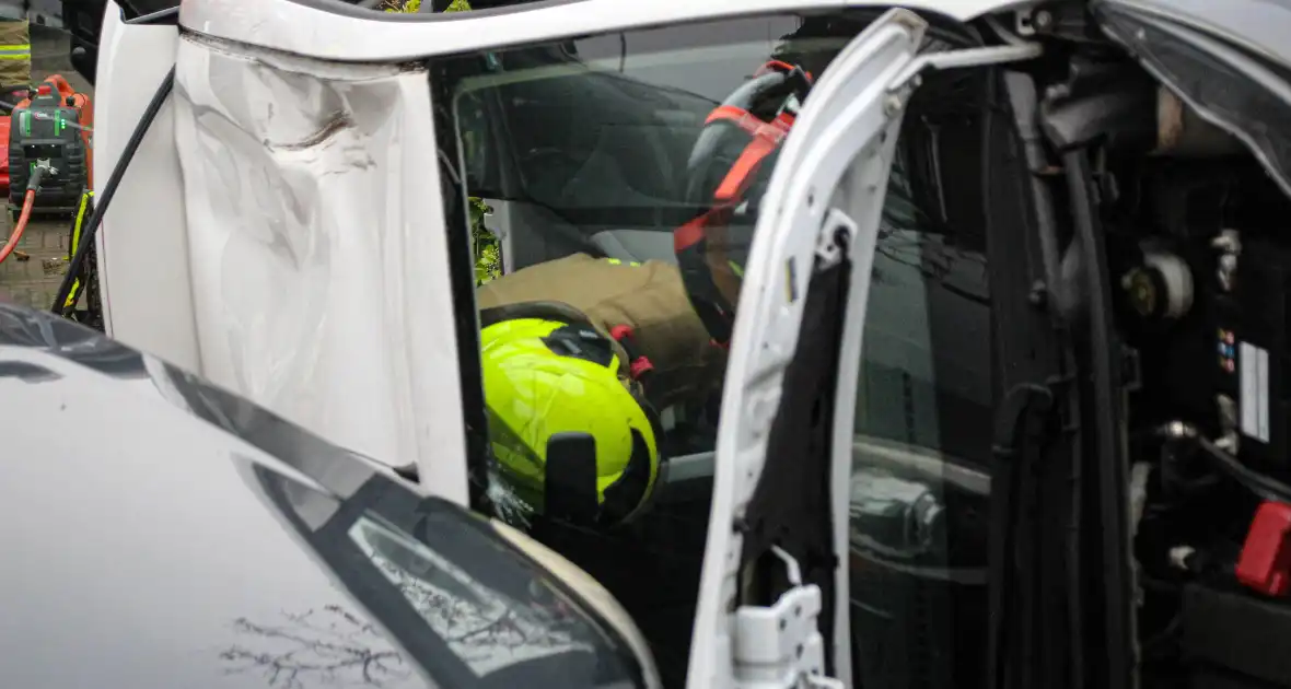 Auto komt op kant na ongeval - Foto 3