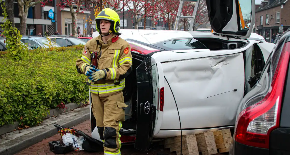Auto komt op kant na ongeval - Foto 4