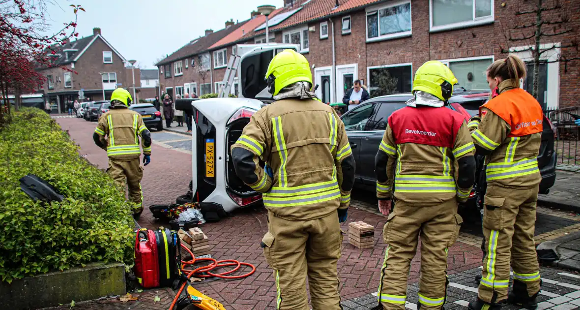 Auto komt op kant na ongeval - Foto 5