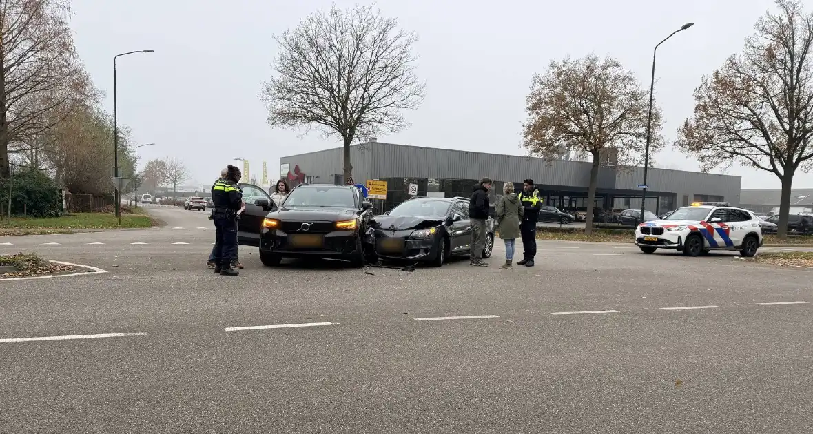 Auto's botsen op elkaar, één gewonde