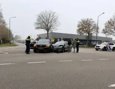 Auto's botsen op elkaar, één gewonde
