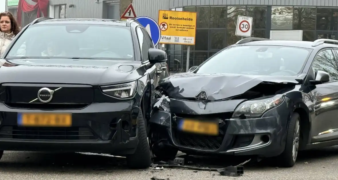Auto's botsen op elkaar, één gewonde - Foto 1