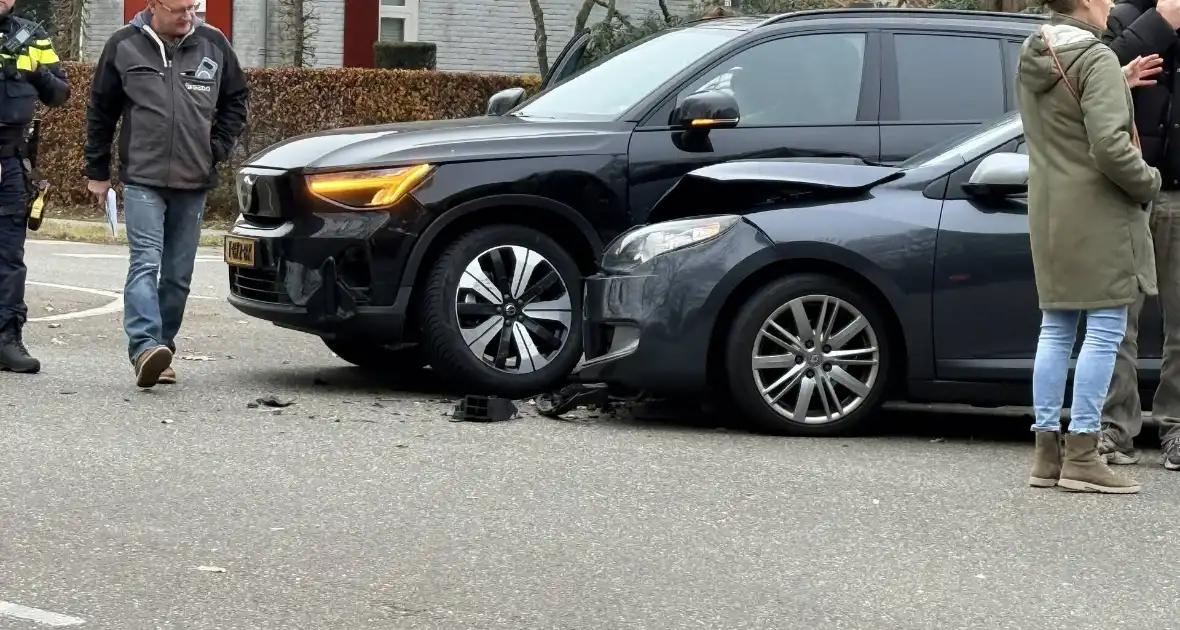 Auto's botsen op elkaar, één gewonde - Foto 2