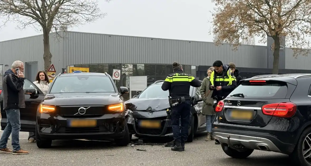 Auto's botsen op elkaar, één gewonde - Foto 3