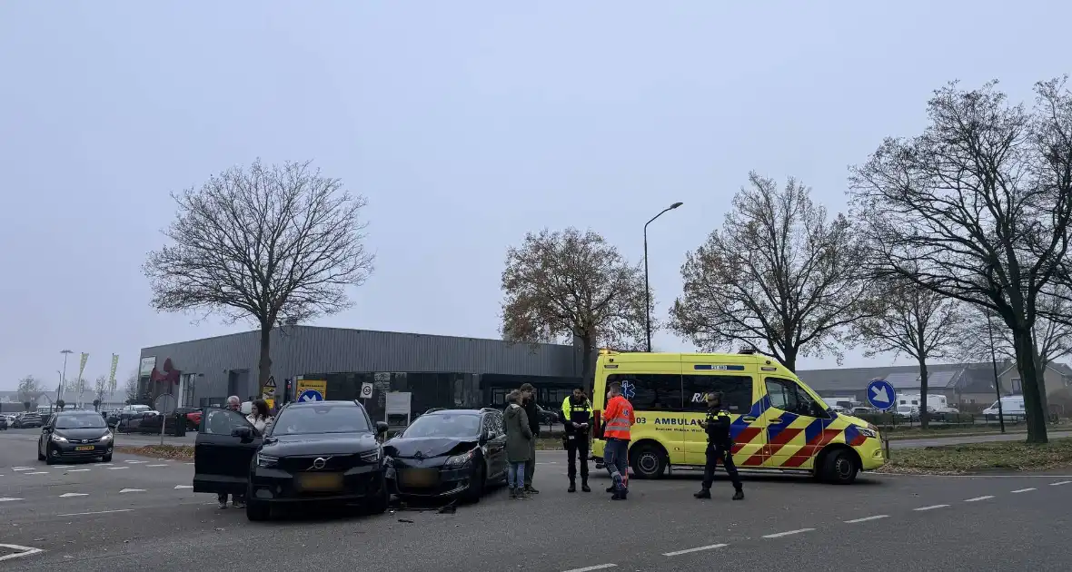 Auto's botsen op elkaar, één gewonde - Foto 4