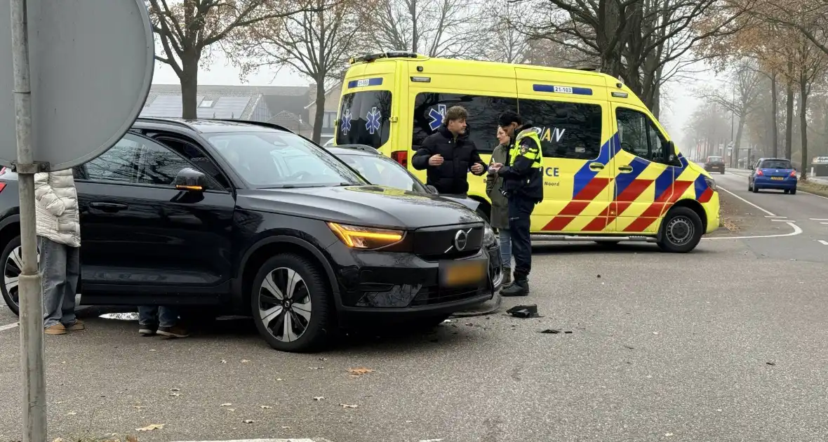 Auto's botsen op elkaar, één gewonde - Foto 5